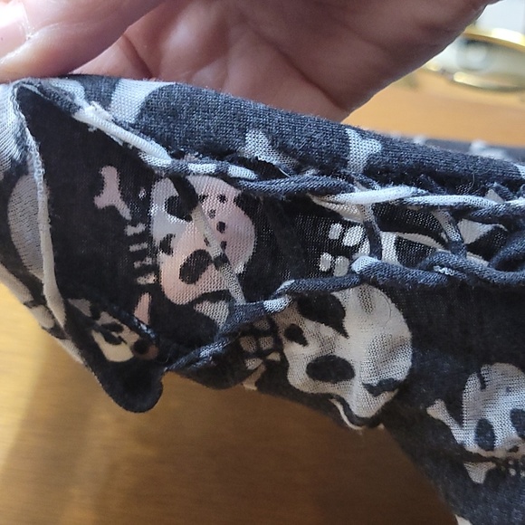 ☠LA Culture form-fitting semi-sheer skull top with open knotting on back/sleeve - Picture 8 of 9